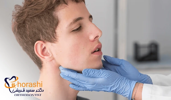 مراجعه به متخصص برای تشخیص علت صدا دادن فک