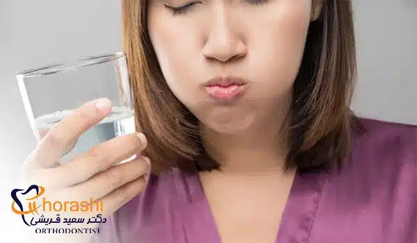 غرغره کردن با آب نمک برای التیام عفونت لوزه